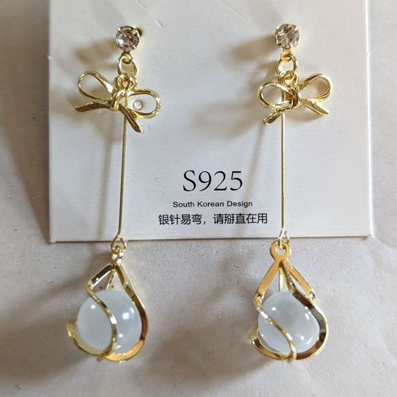 Earrings - Dangling with bow and bead - Picture 2 of 2